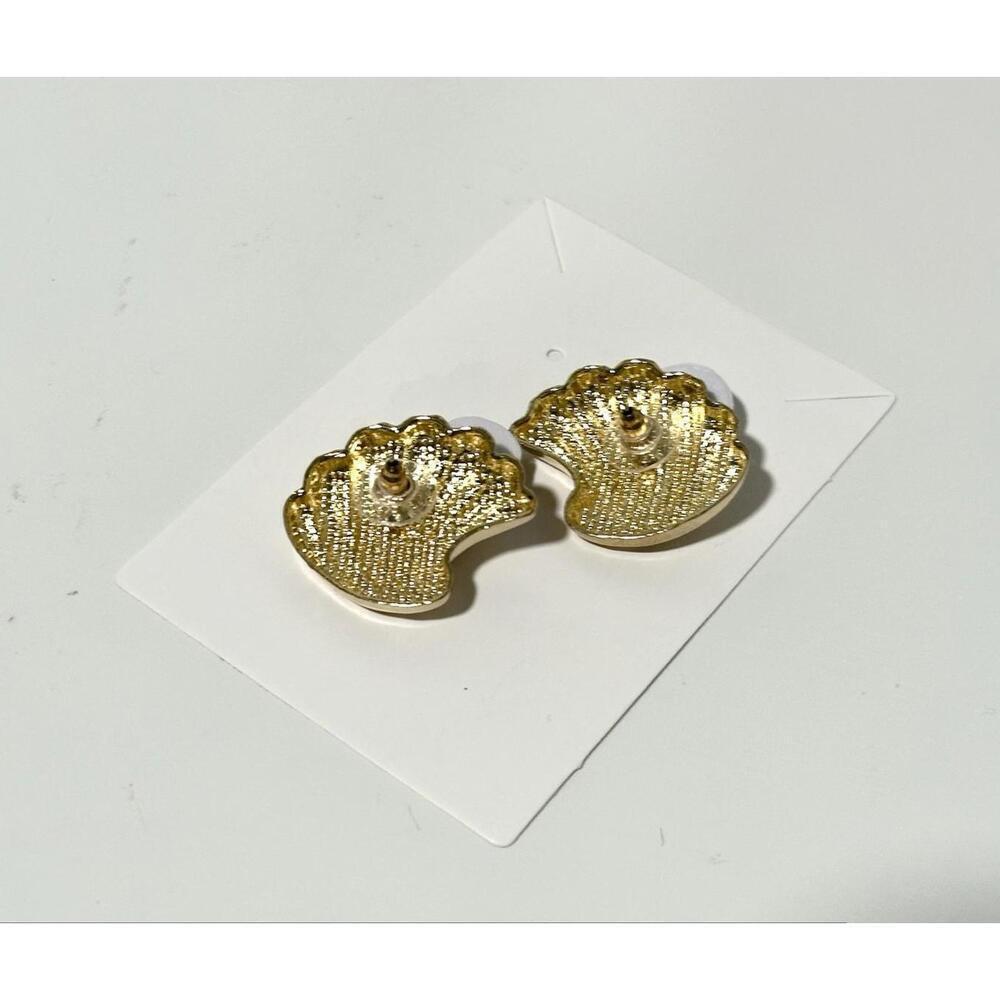 NWT Fashion Jewelry Womens Earrings Scalloped Shell Design Gold Toned Post Stud - Picture 4 of 5